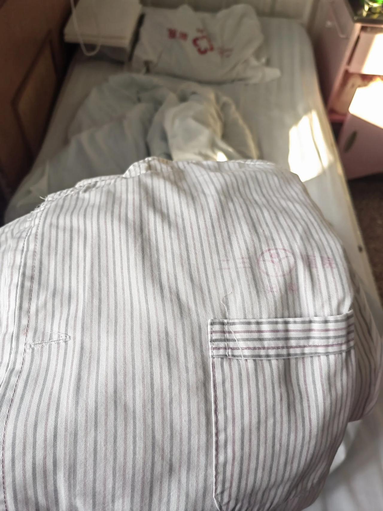 病号服已领，就等进手术了。
我是第二台手术。
早上量完血压、体温，正常。
7点半