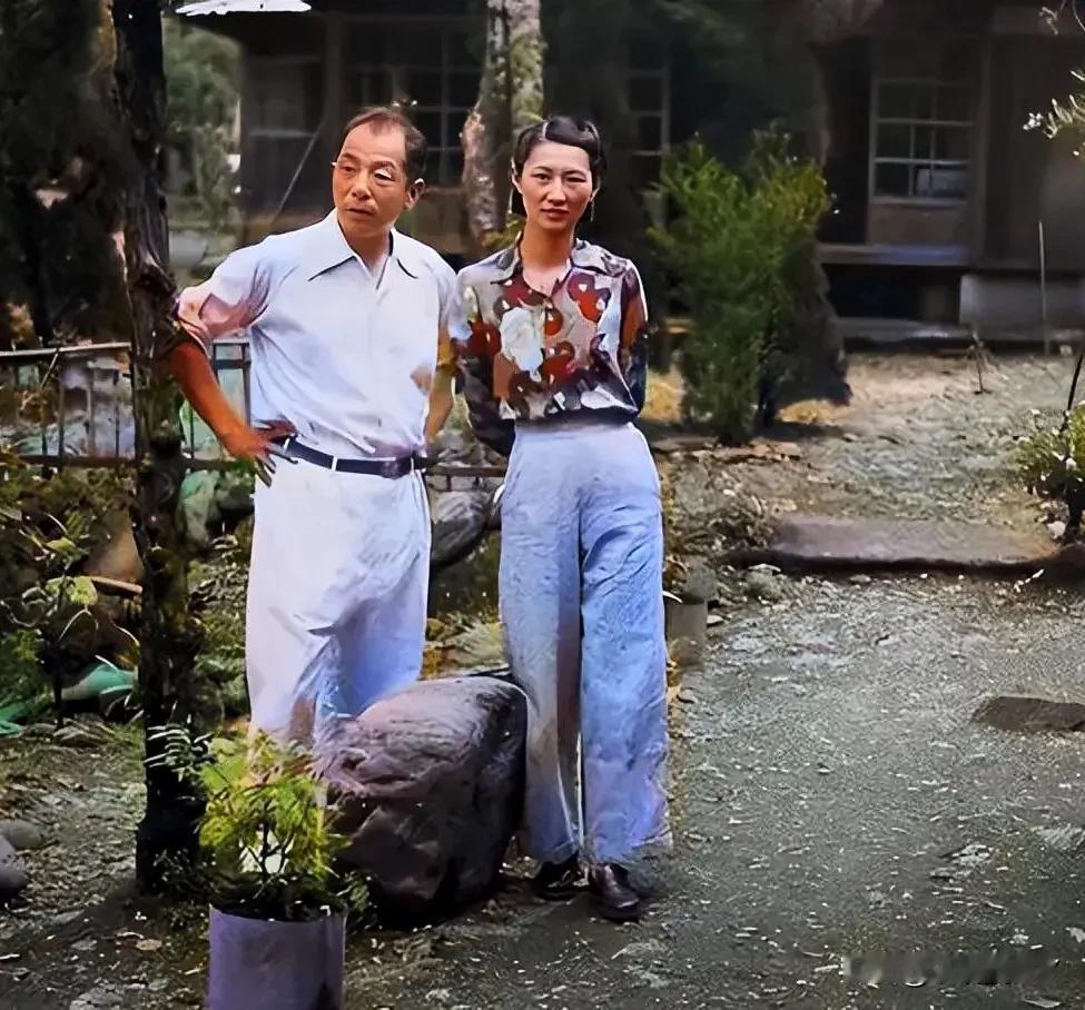 这是张学良和赵四小姐幽禁在台湾期间的一张珍贵合影，虽然此时二人已步入中年，但身上