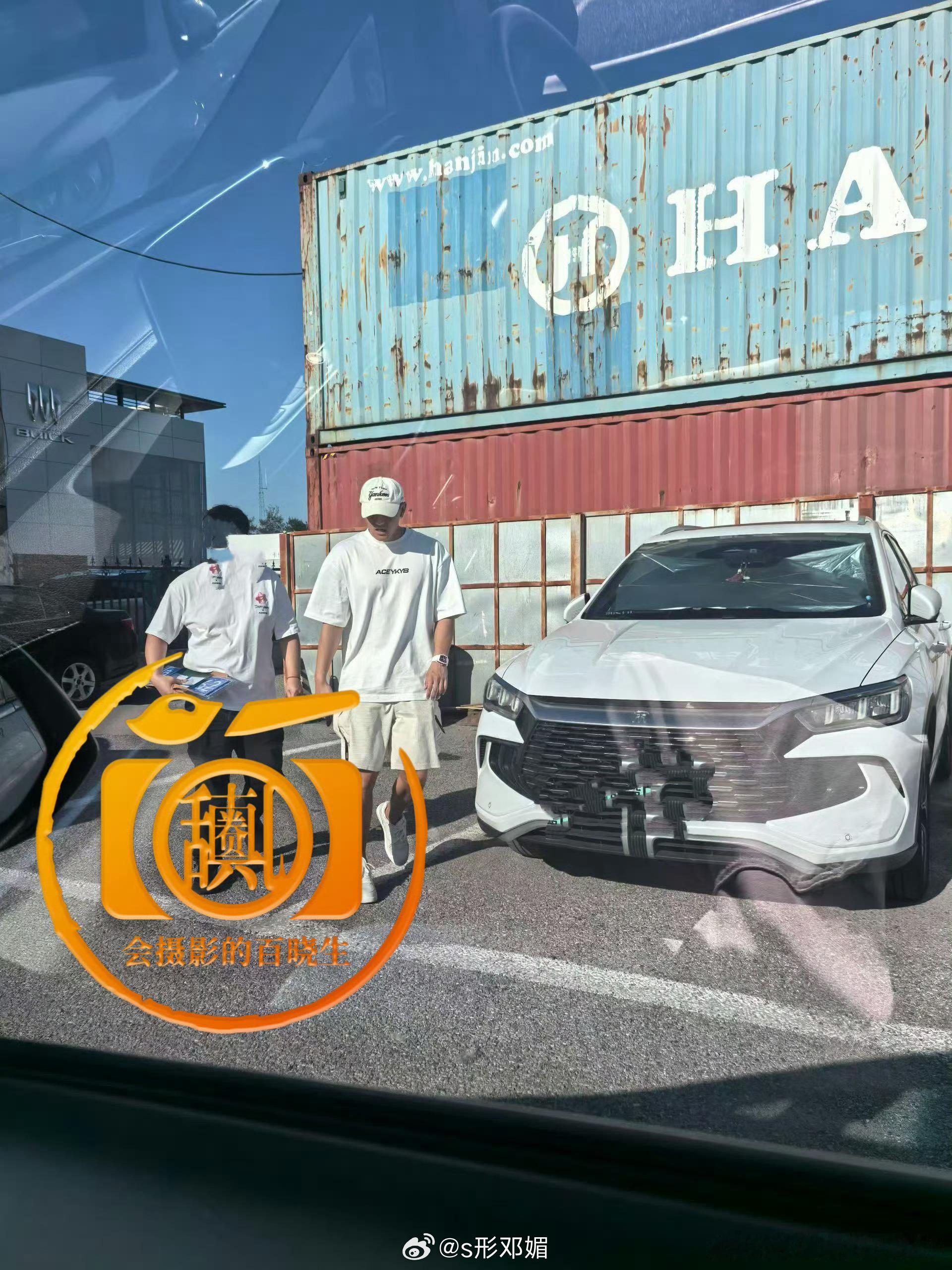曝黄子韬违停后现身车管所黄子韬去车管所处理违章 有狗仔拍到黄子韬违停后现身车管所