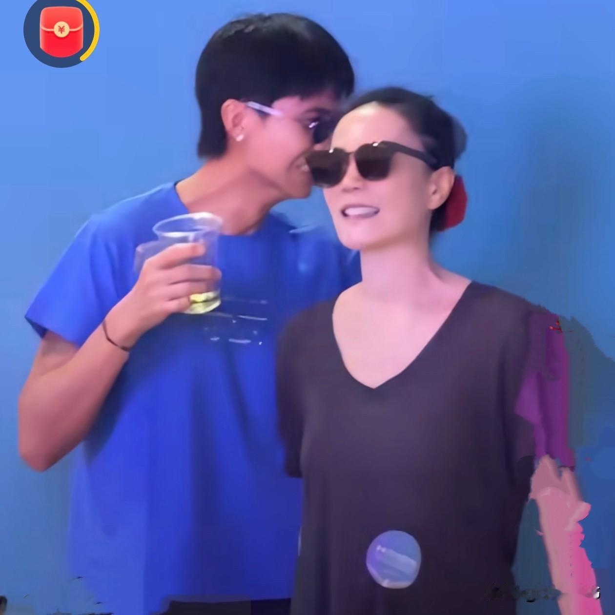 王菲，近日携着男闺蜜轻歌曼舞、载歌载舞，慵懒、随性而自在。她有女儿，有小情人和男