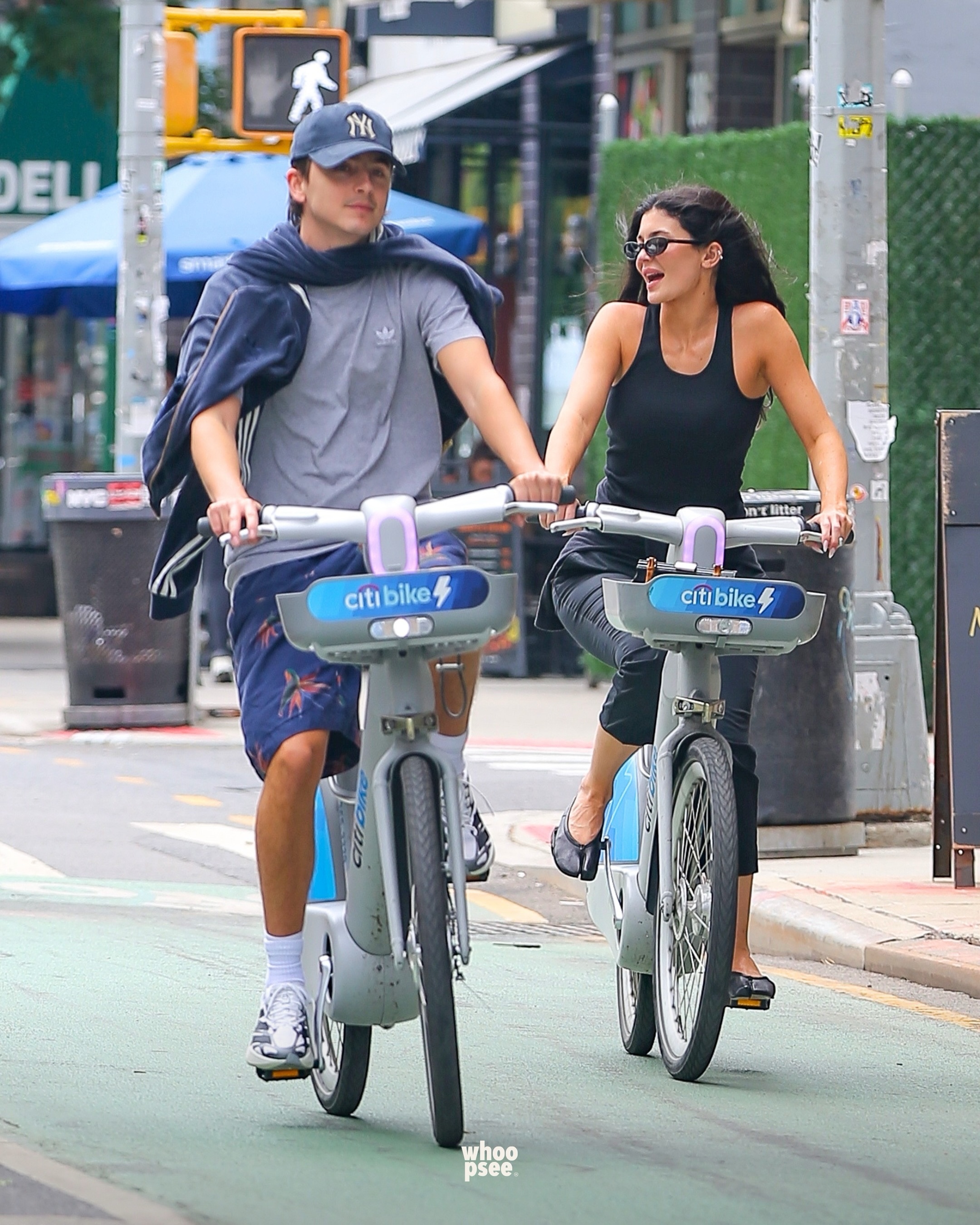 凯莉Kylie Jenner和甜茶外出的街拍🚲kylie jennertimo