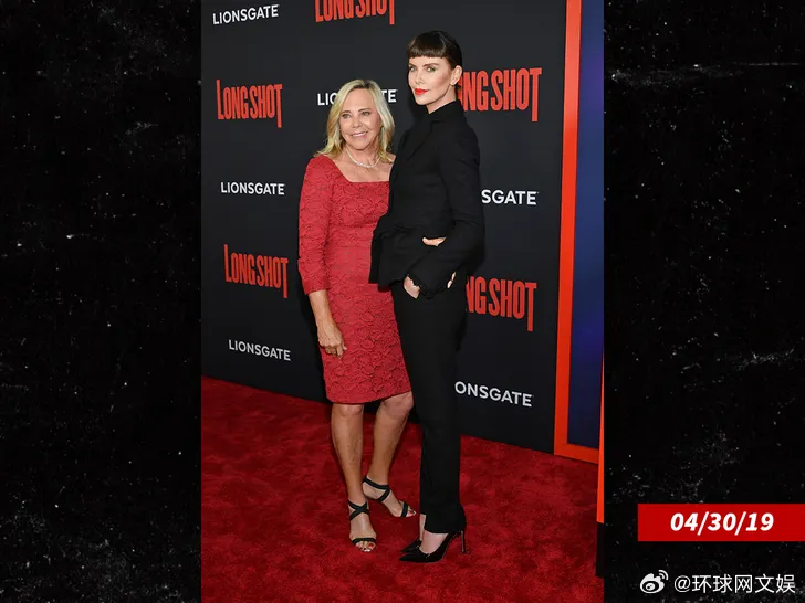 【#查理兹塞隆自曝遭遇家暴经历# 】据外媒报道，南非知名女星查理兹·塞隆（Cha