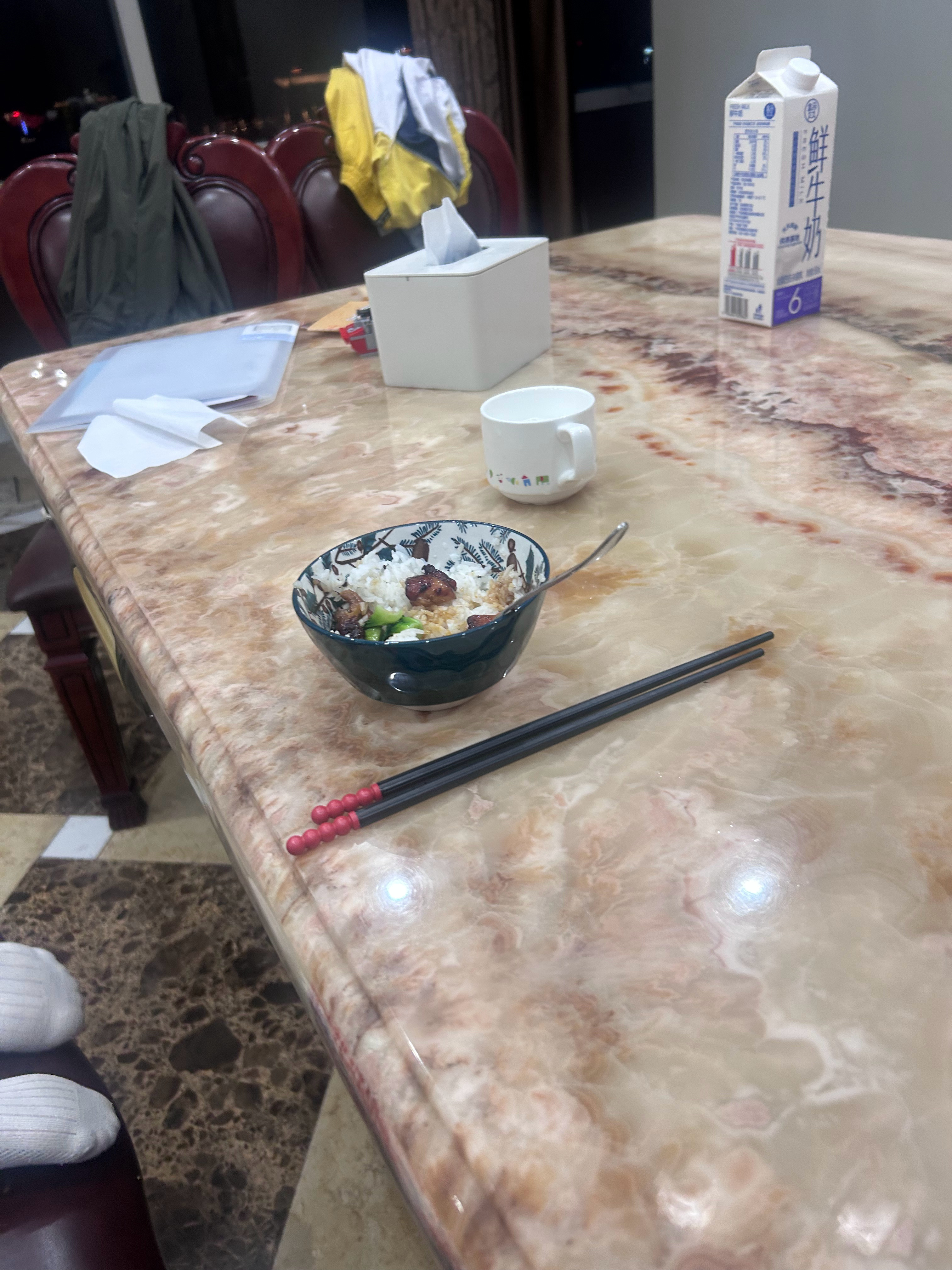 吃着饭开始照镜子小陈厨房
