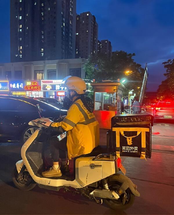 小区里的外卖女骑手越来越多，这届美团女将越来越飒啦。

以前男骑手随处可见，现在