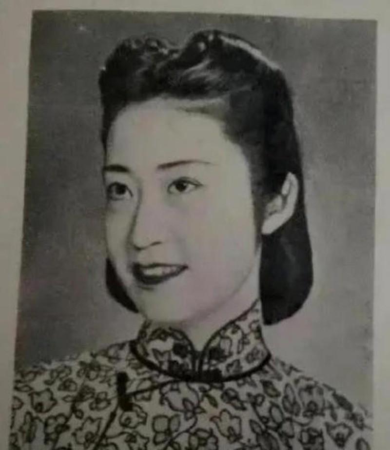 1926年，北京饭店，22岁的唐怡莹趁丈夫不在，把东北少帅张学良请进了门。

她
