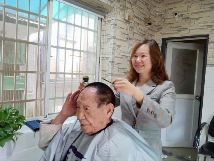 理发师因袁隆平一句话坚守18年袁隆平爷爷离开我们5年了￼￼￼。长沙有家小理发店，