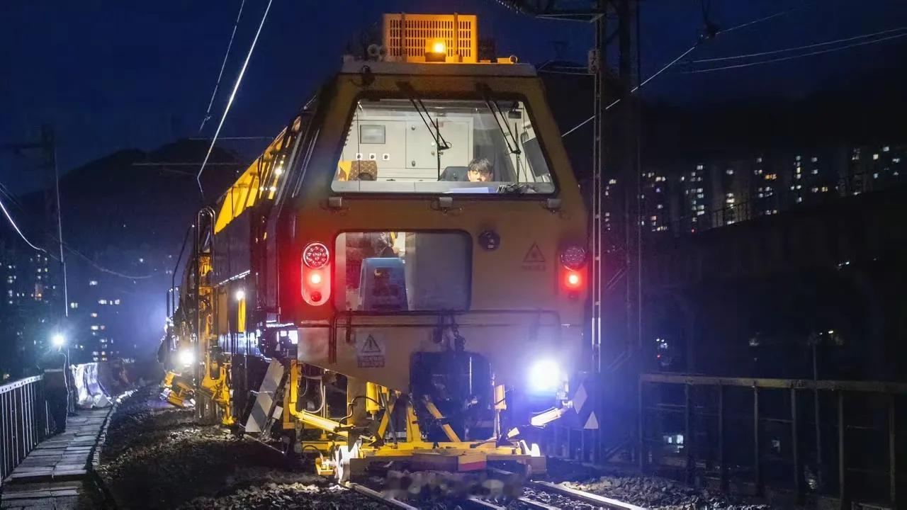 看到昆明铁路11人遇难的消息，

   心揪得生疼！

   年尾本该是阖家团圆