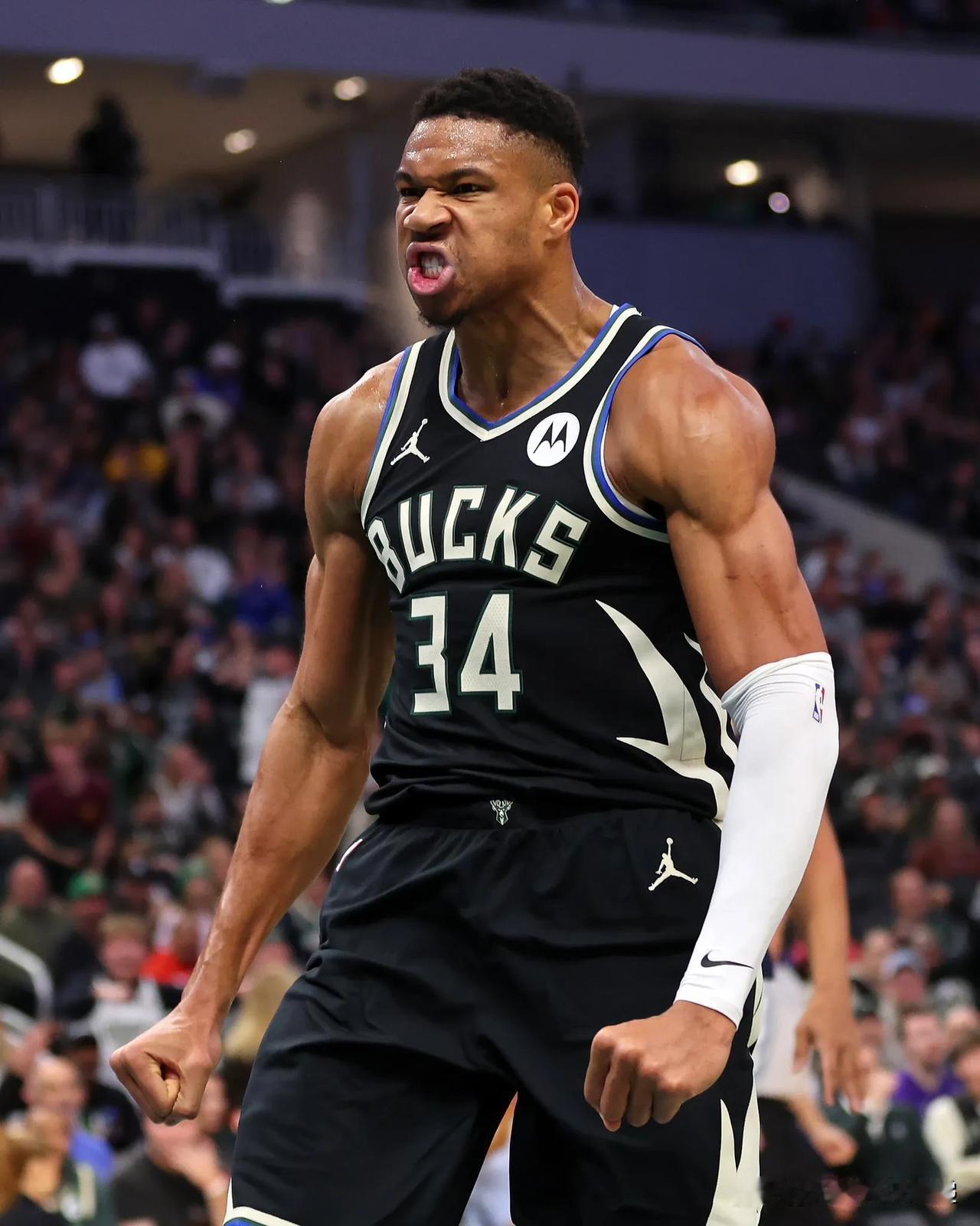 自 2018-19 赛季进入 NBA 以来，扬尼斯·阿德托昆博是：

30 分/