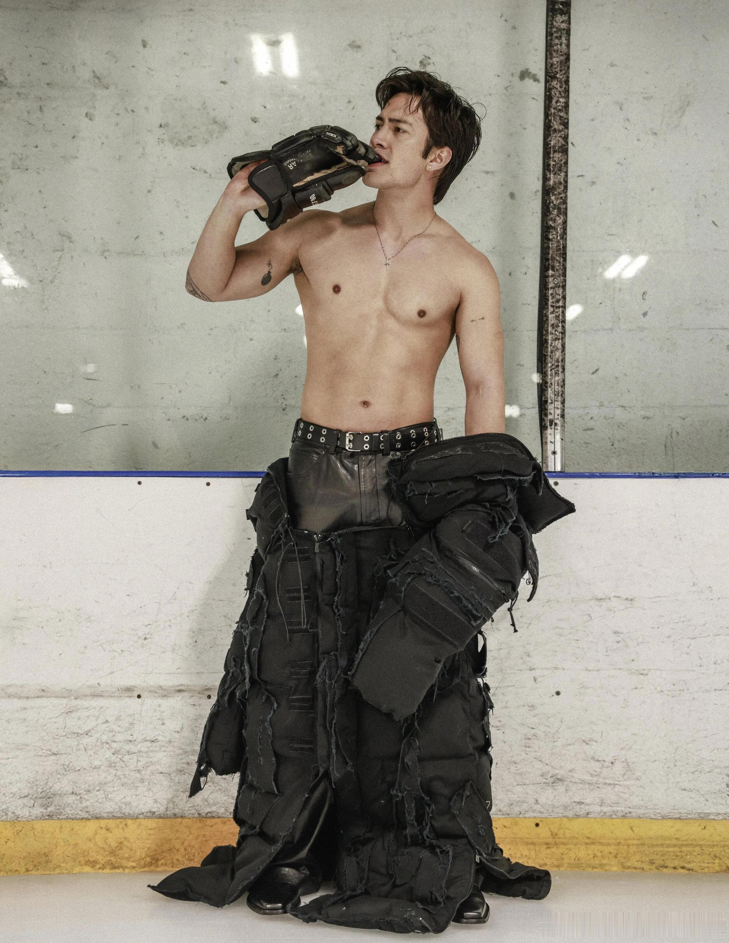 《巅峰对决》男主Hudson杂志写真一则，火辣 跨年电影愿