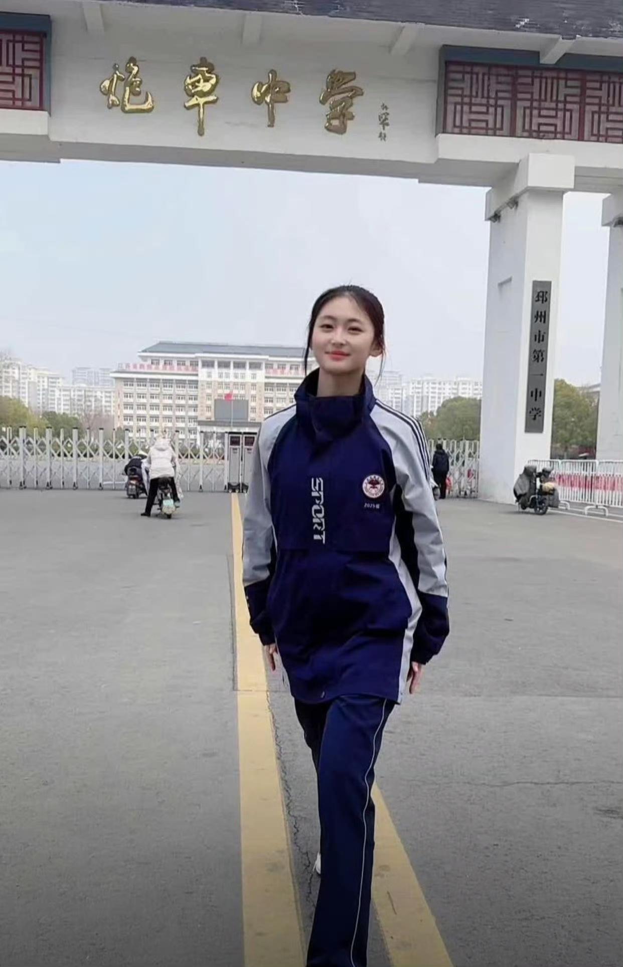 有谁能看清楚这个学校的名字吗，这是什么字啊？