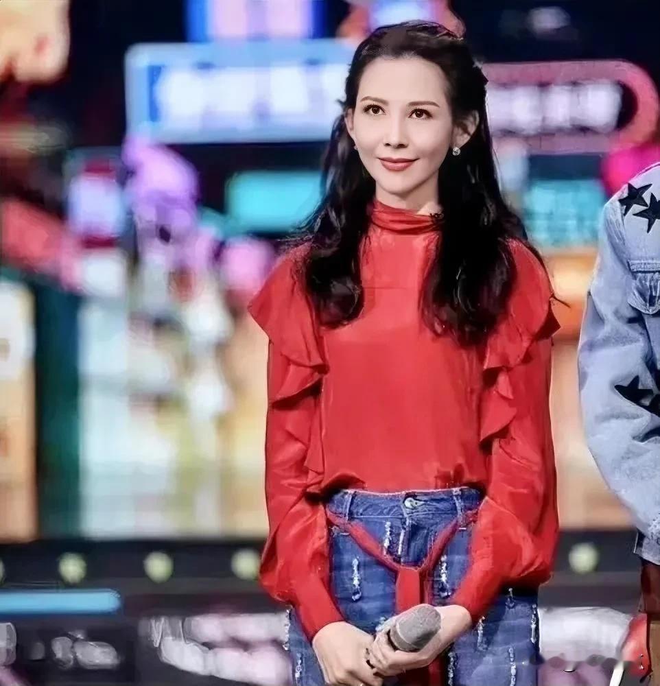 你认为蔡少芬这张照片美吗？蔡少芬的美是天然的美、极具辨识度，她的眼神灵动、笑容灿