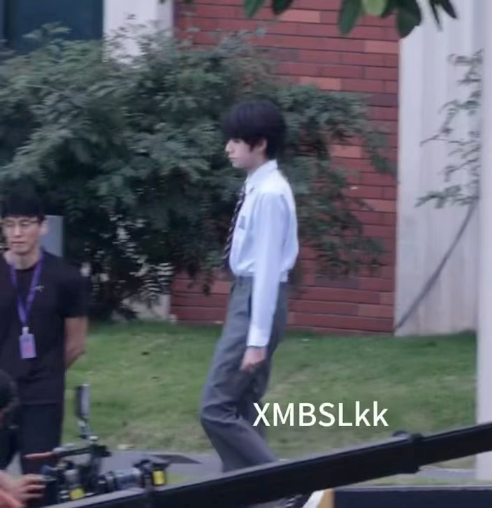 王橹杰上班第一件事是鞠躬 教养在细节！王橹杰上班先鞠躬问候剧组老师，姿态端正、心