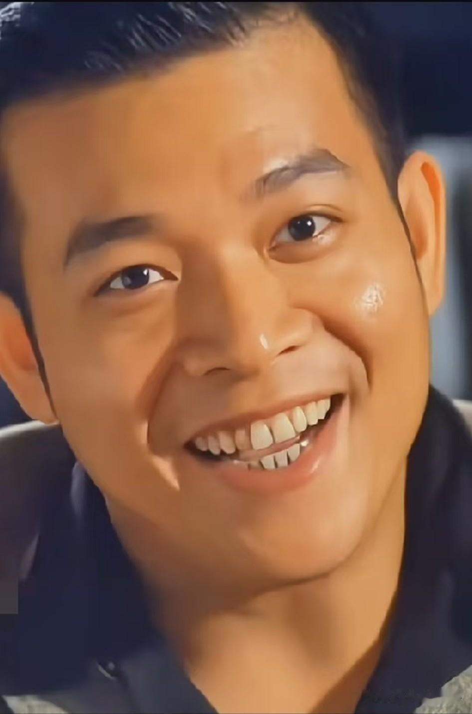 他刚出道的时候也演过好人，他五官俊朗，一脸正气，身材魁梧，很符合大家心目中正面角