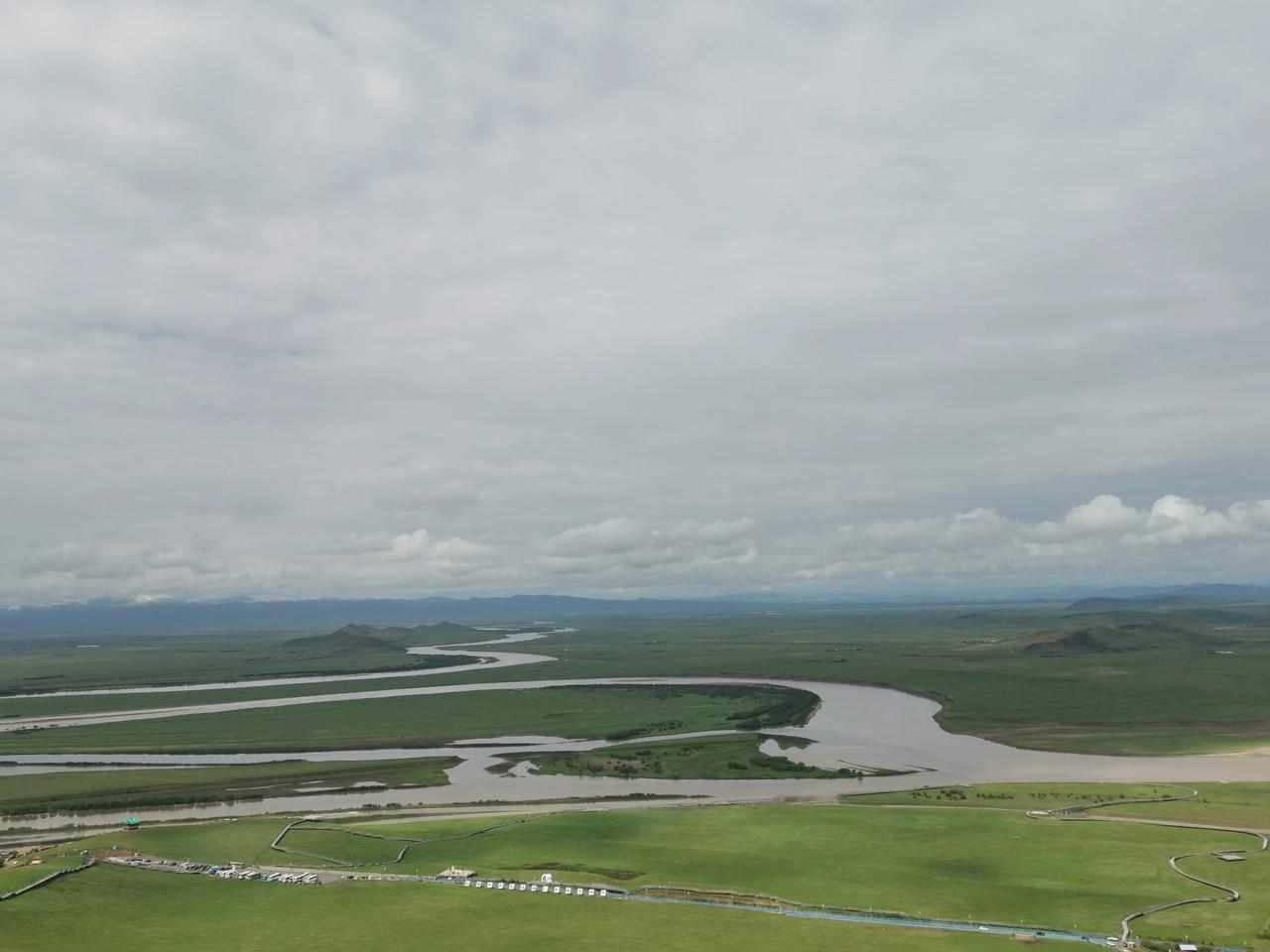 《黄河九曲第一湾》
川青甘边连沧冥，
天龙盘步九曲形。
白水千丈润芳甸，
黄河万