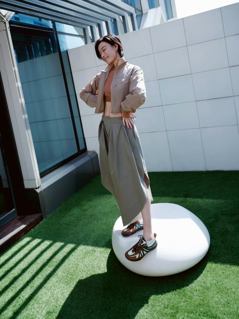 倪妮ecco品牌代言人 今日份倪妮，把“松弛感”穿成了行走的时尚范本。没有刻意的