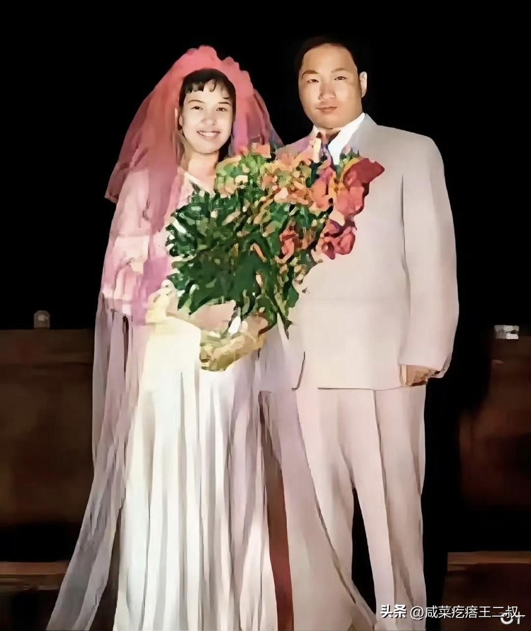 照片拍摄于1960年，这个婚纱照是毛安青与韶华拍在大连拍的，照片中的他们幸福满满