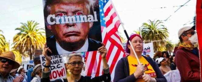 现实打脸来了，
美国50州全乱套，
900多万人上街，这次抗议要创历史了！
当地