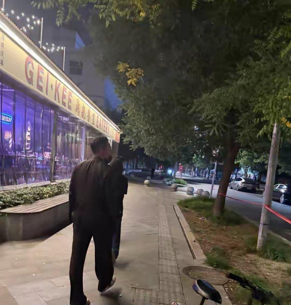 玥儿放暑假回北京！网友偶遇小菲陪女儿街头散步，玥儿有新变化 