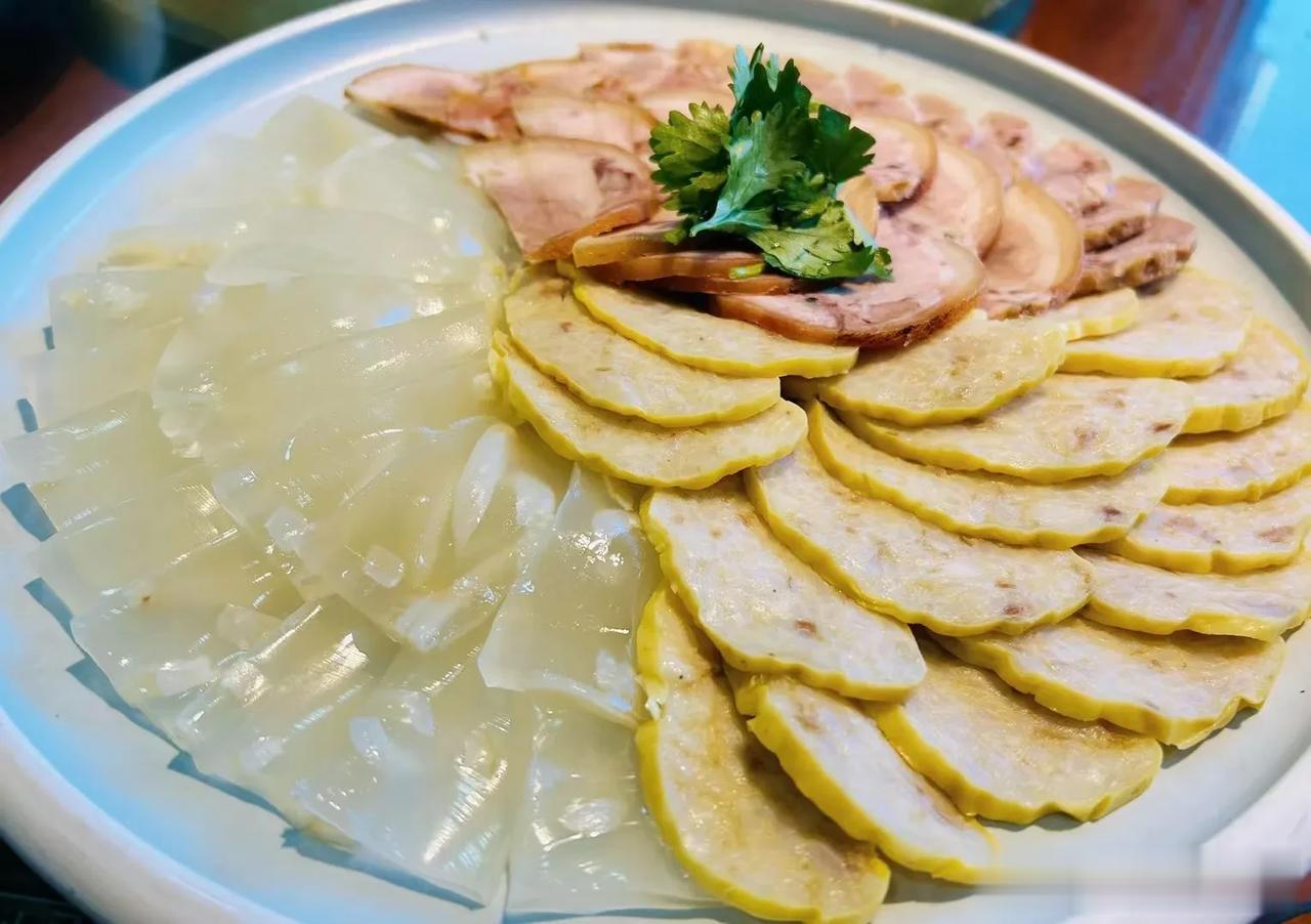 #挑战30天在头条写日记#
喜欢吃东北菜的朋友们，这几个菜是不是东北菜的硬菜了？