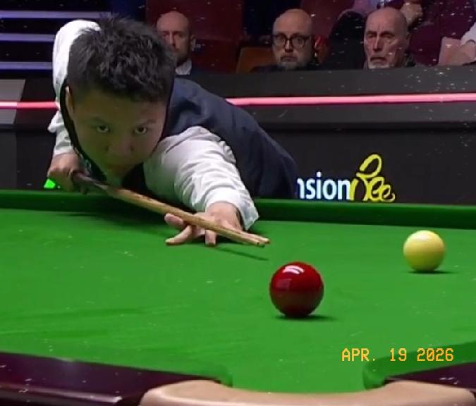 第6局，肖国栋又是打黑球绝杀，60-54反败为胜，比分追平3一3。
这局双方有意