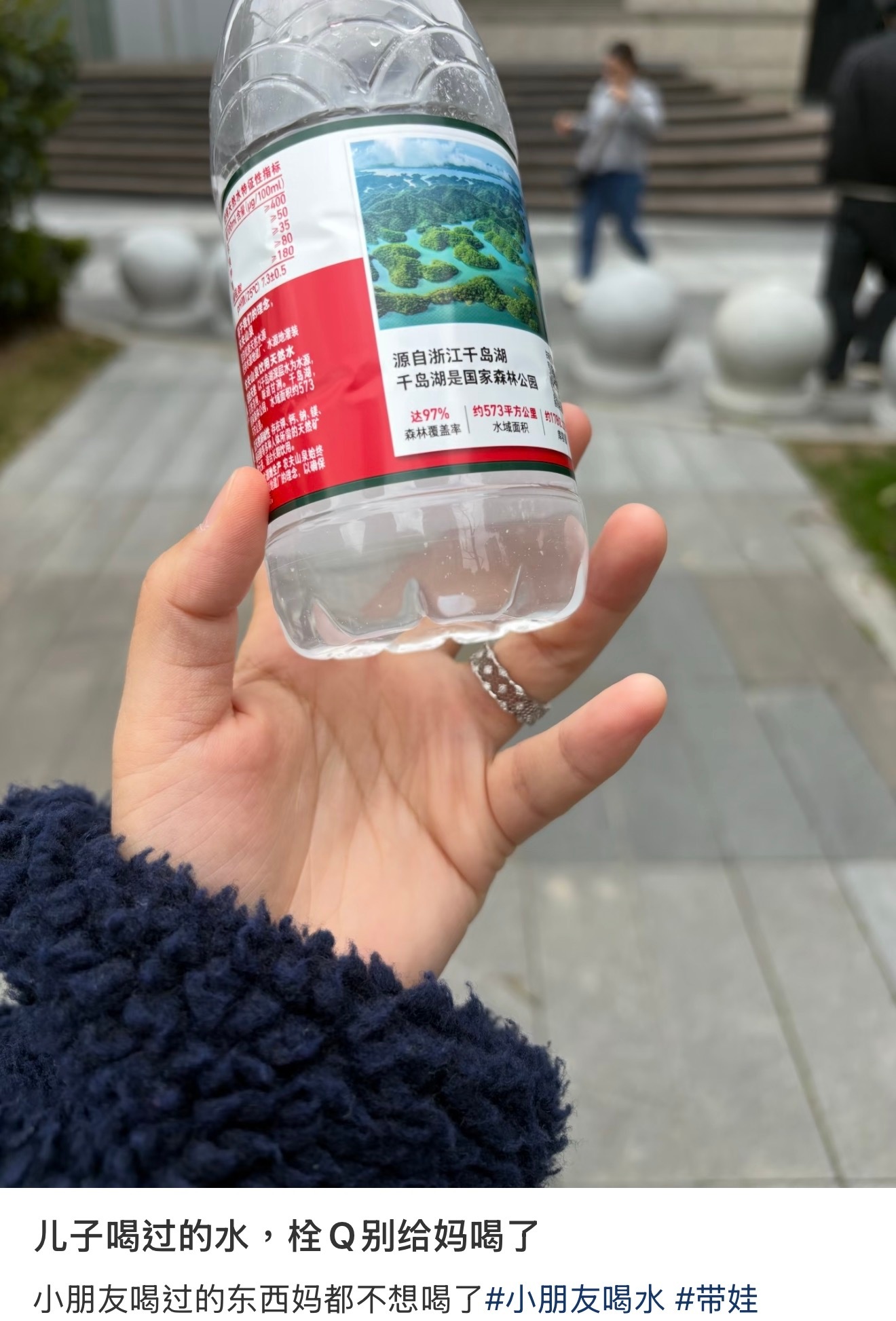 不要喝小孩喝过的水家里有娃的应该都深有体会吧真不是嫌弃娃，那杯水里的成分丰富到堪