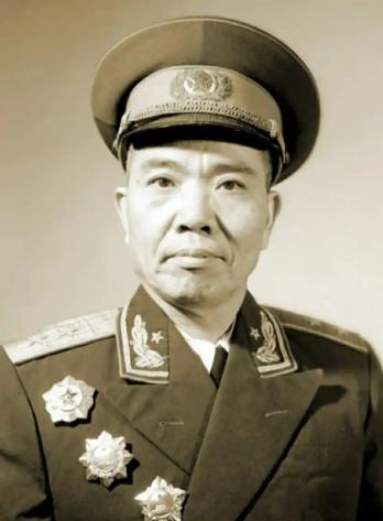 1955年，大授衔时，韩伟因为被国民党关了3年，初定少将军衔，毛主席却说：“韩伟
