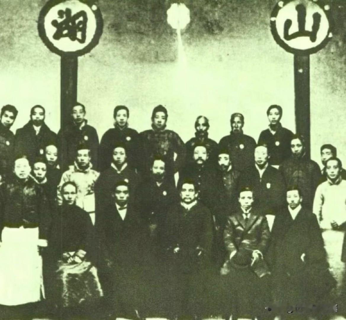 1912年12月8日，杭州西湖之畔的凤林寺内，刚刚卸去中华民国临时大总统职务的孙