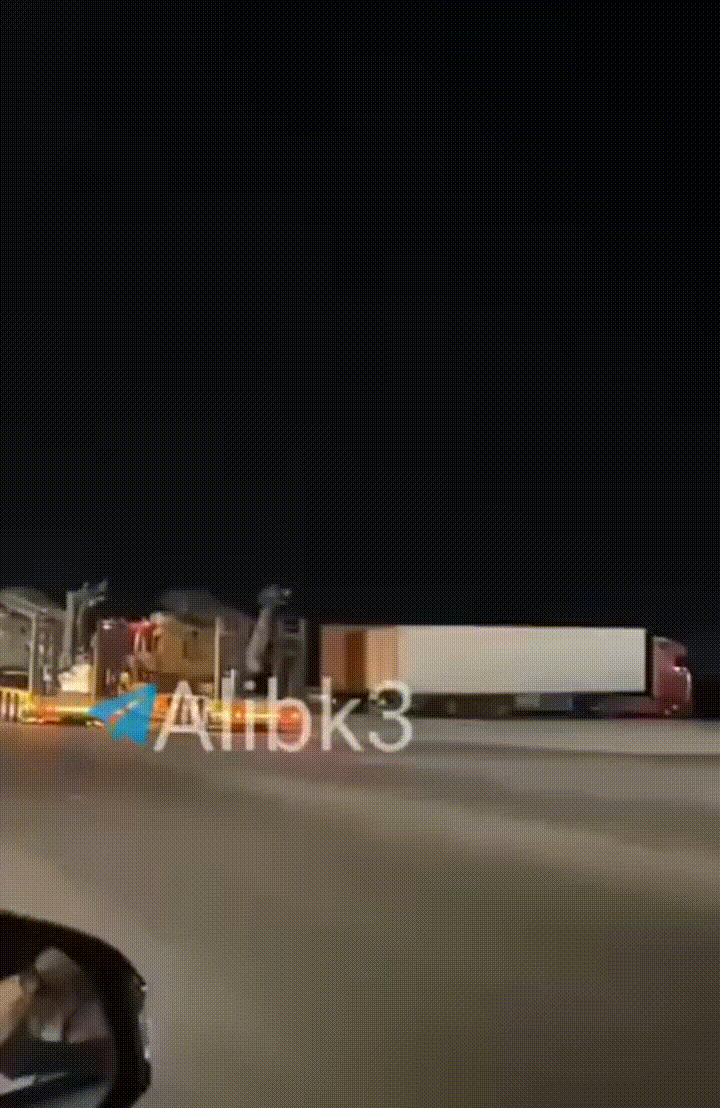 【伊朗周二弹道袭击的初步战果】
    约旦当地人拍到视频，美军夜间使用平板卡车