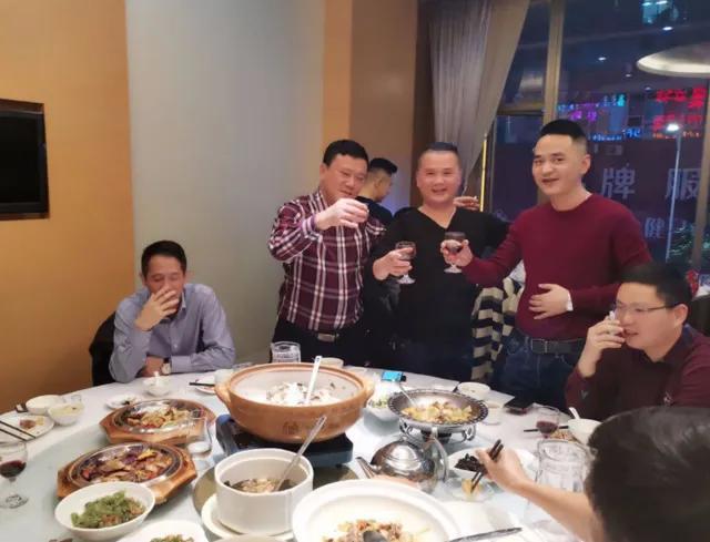 一次同学会之后，曾经暗恋过我的一个男生，一直缠着我不放，这几天一直让我心烦意乱，