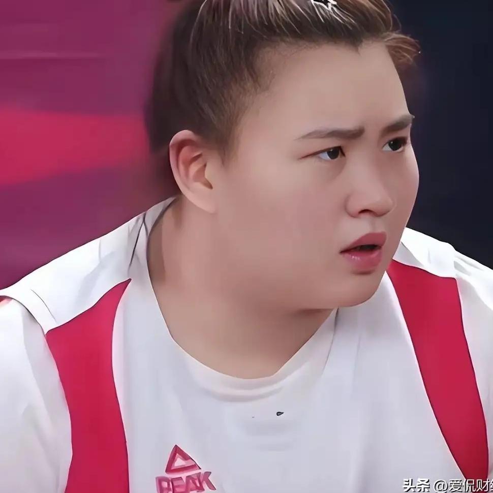 热身赛里，女篮内线冒出俩风格迥异的新星——刘禹彤和张子宇，她俩到底谁更厉害，瞬间