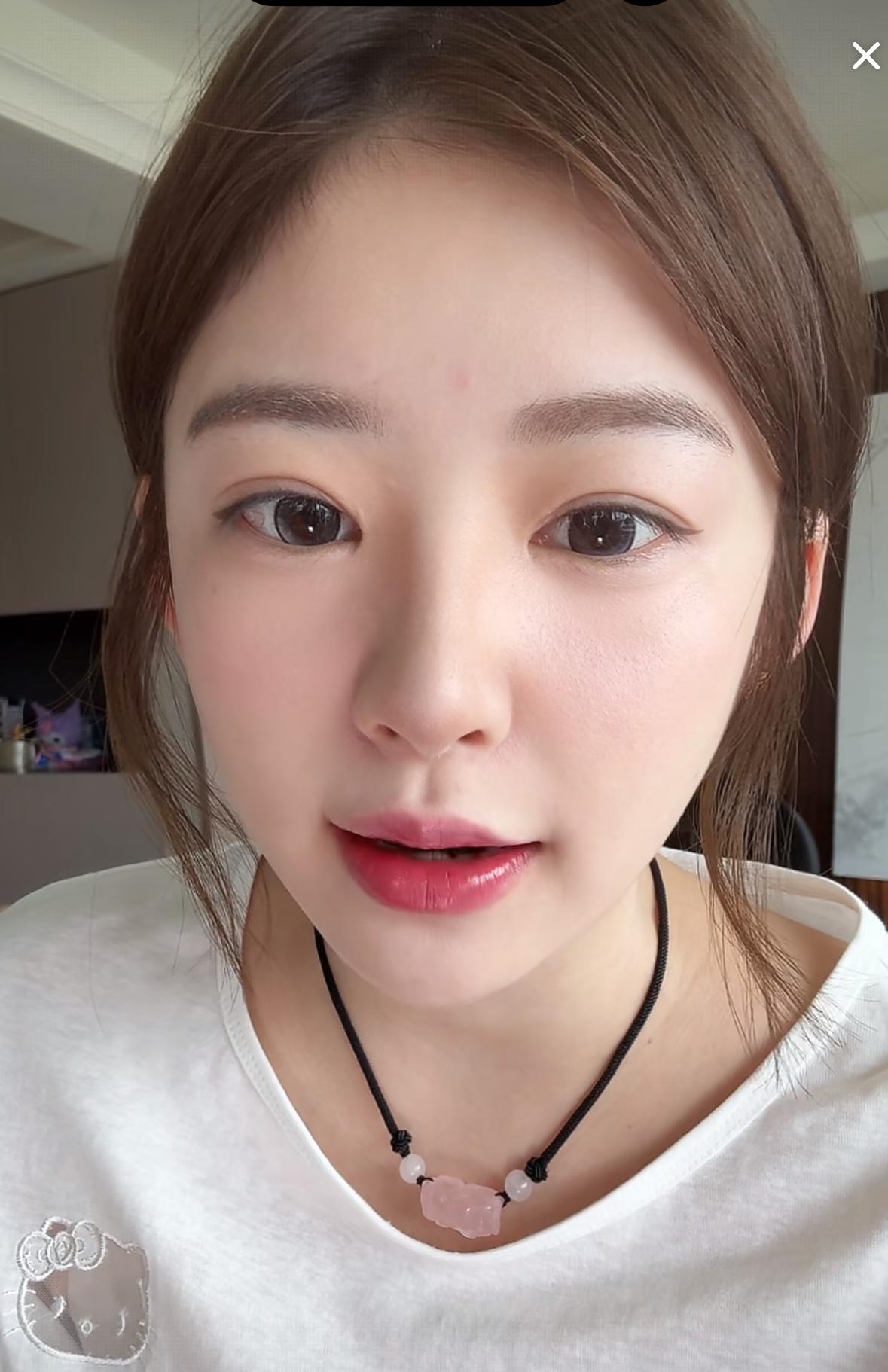 黄一鸣今天直播的时候，有网友于直播间留言，称一看黄一鸣就长着一副难缠的长相。黄一