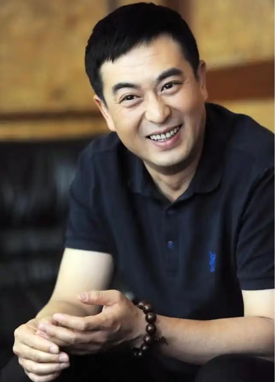 本以为张嘉译助理孙鹏就是个混饭吃的

记不住词跑腿慢、连端茶倒水都常出错

可张