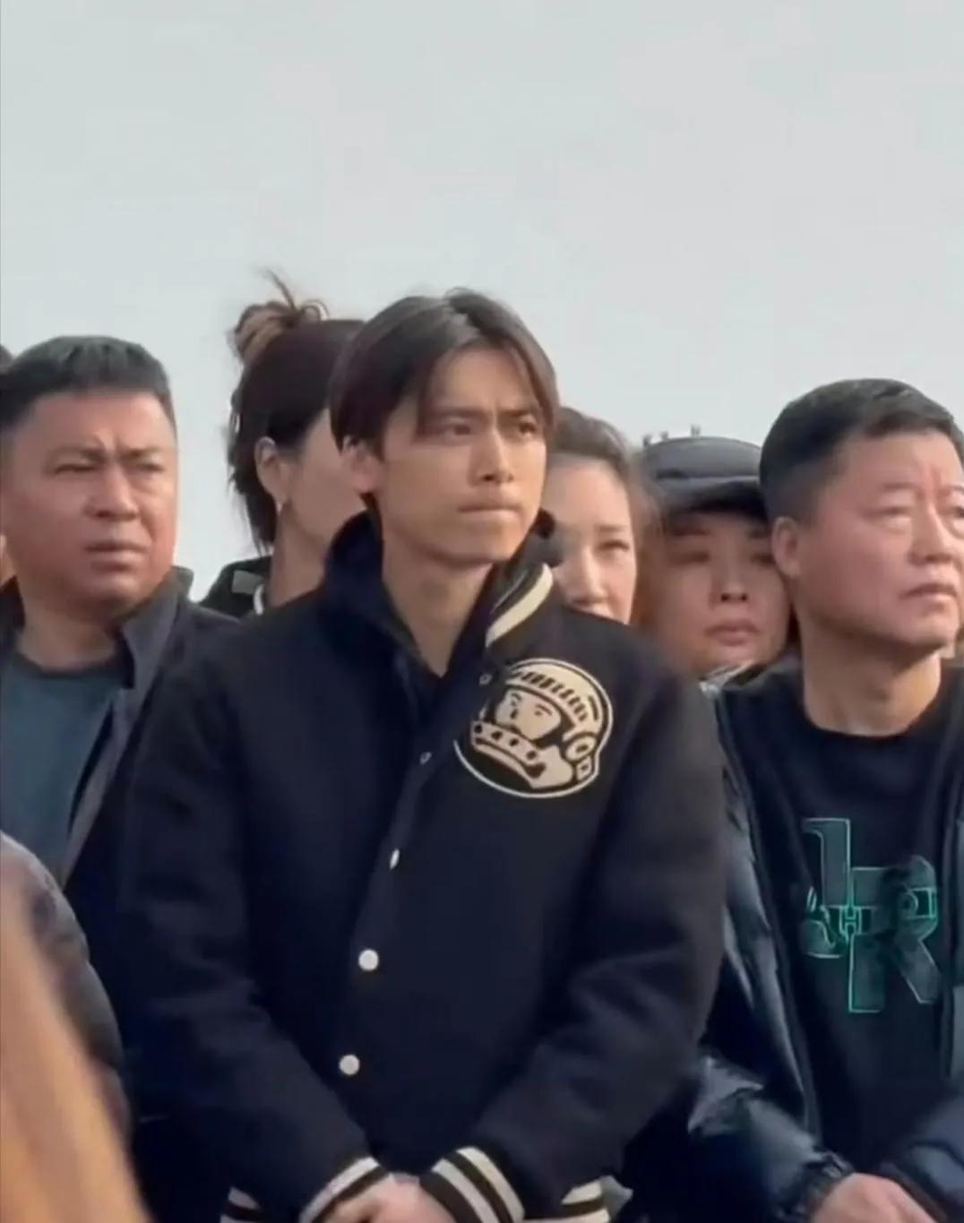 38岁的李易峰现身大孤山上香祈福，穿搭简约低调却难掩气质，状态看起来十分不错。脸