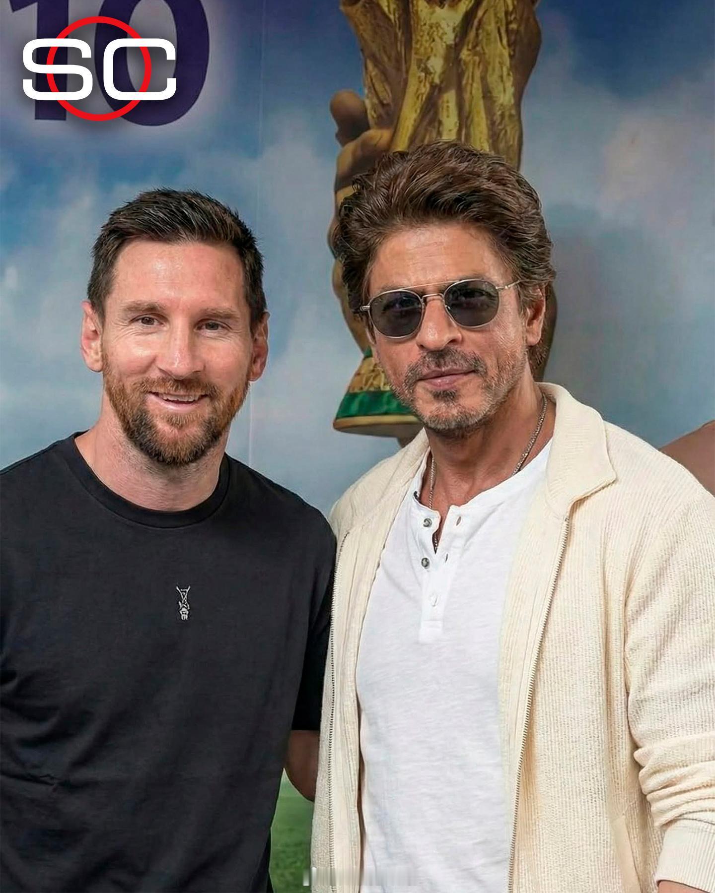 两大巨星齐聚一堂！莱昂内尔·梅西与印度电影界巨星沙鲁克·汗合影。梅西印度行