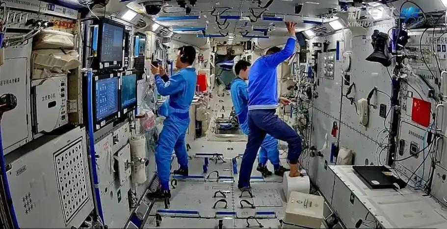 为啥中国空间站只能上3个人，而国际空间站却能达到十几人？说的直白一些，差别就是我