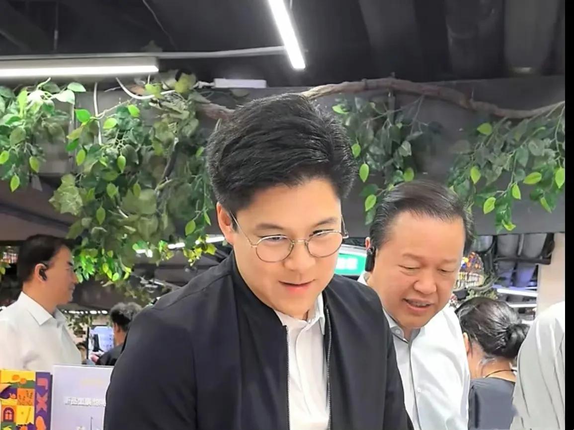 霍启刚逛新疆大巴扎被偶遇！豪门公子竟比明星还接地气！
豪门公子逛地摊？霍启刚在新
