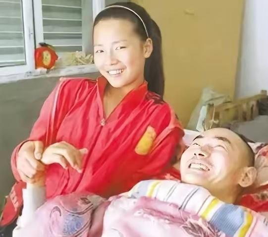 2001年冬，安徽一男子摔成高位截瘫，妻子连夜改嫁，没想到，5岁女儿攥着冷馒头，
