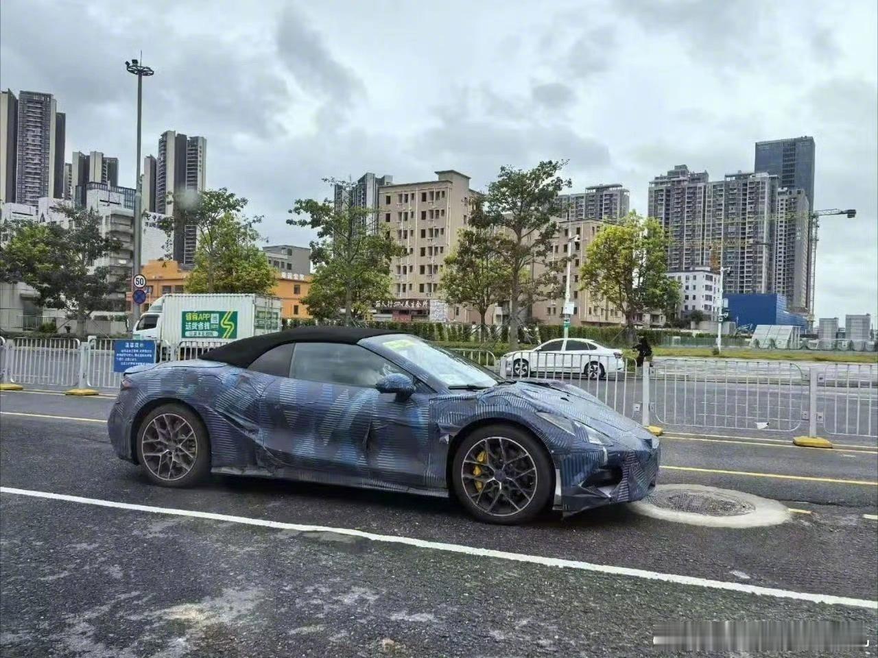 又被拍到路试的腾势Z敞篷版？这种车型品类可不好卖 受众面有点小众了。这种造型大多