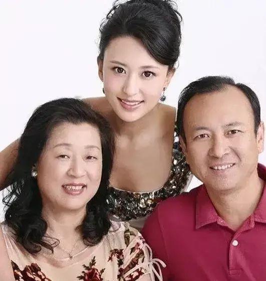 张蕾和父母的合照，感觉张蕾太会长了，
吸取了爸妈的优点，集美貌与才气于一身，
真
