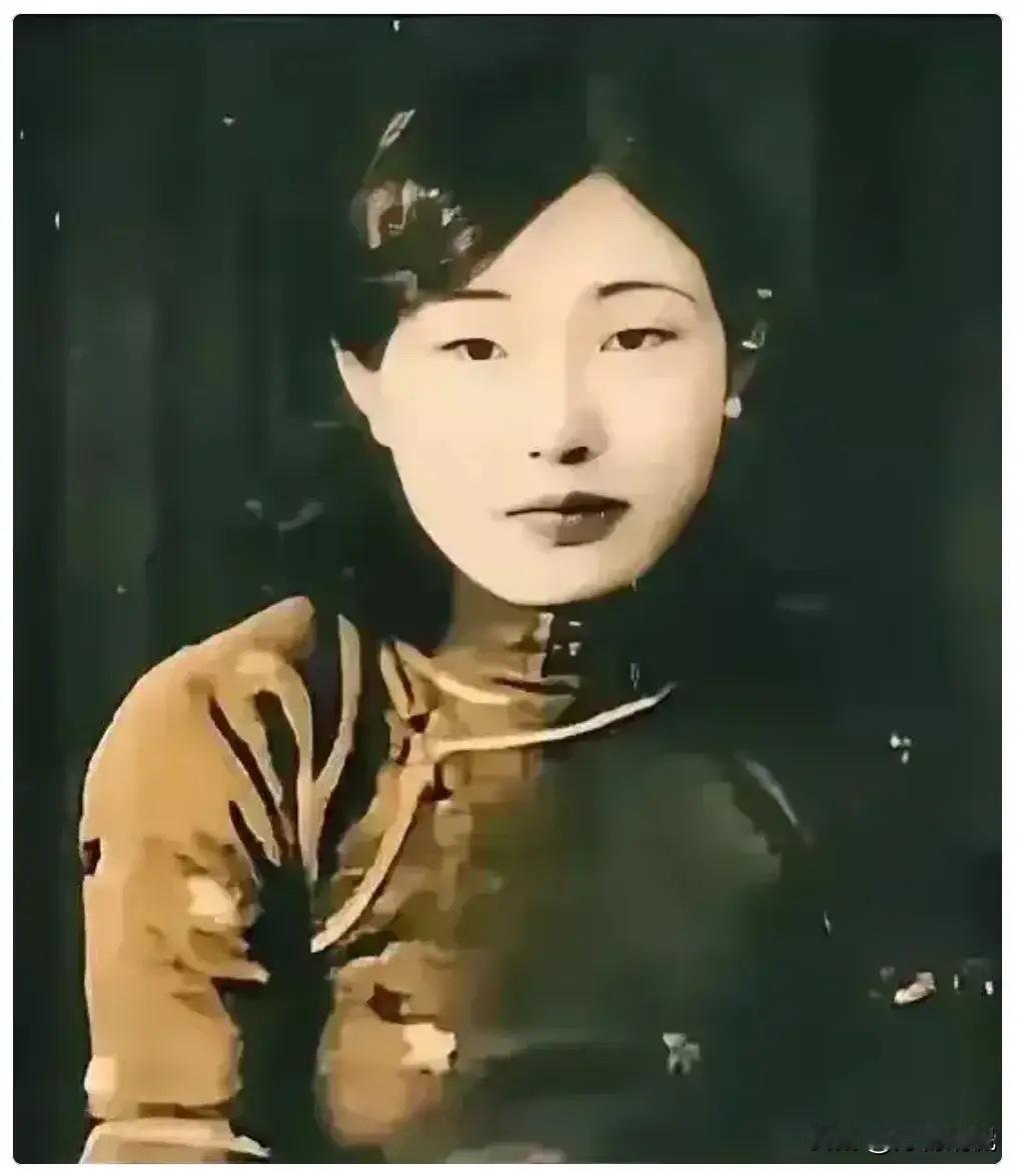 1940年，日本宪兵队长在茶馆喝茶，这时，一个穿着白色旗袍的军统女特工，故意和他