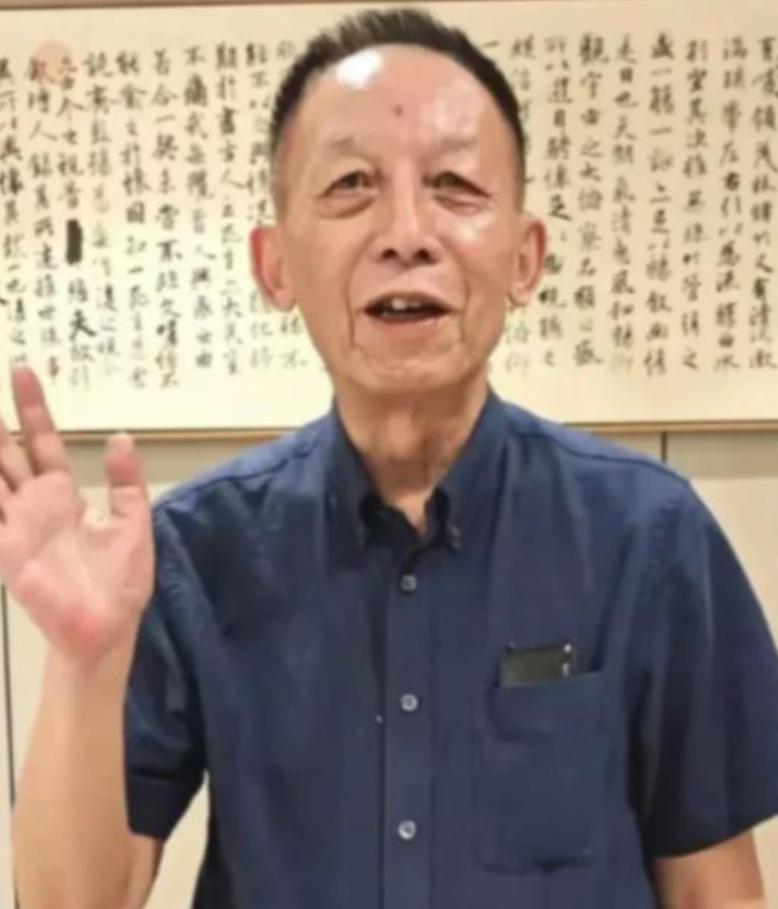 41岁的武汉大学副教授易中天递交完辞职信，头也不回地走了：“在这里待11年，连个