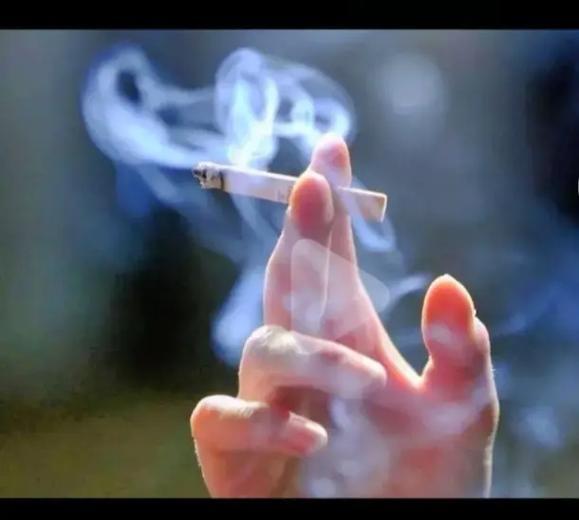 上联：香烟不解红尘苦，下联：烈酒难消世间愁


这副对联，字字戳心。多少人习惯在