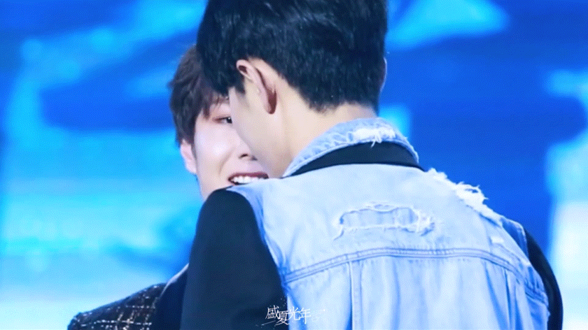 眼神拉丝了……