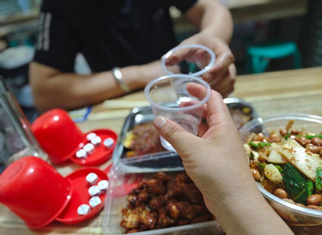 眼前人，当下人和“资深合伙人”一起碰个杯，酒里有今天的情绪，也有明天的期许，酸甜