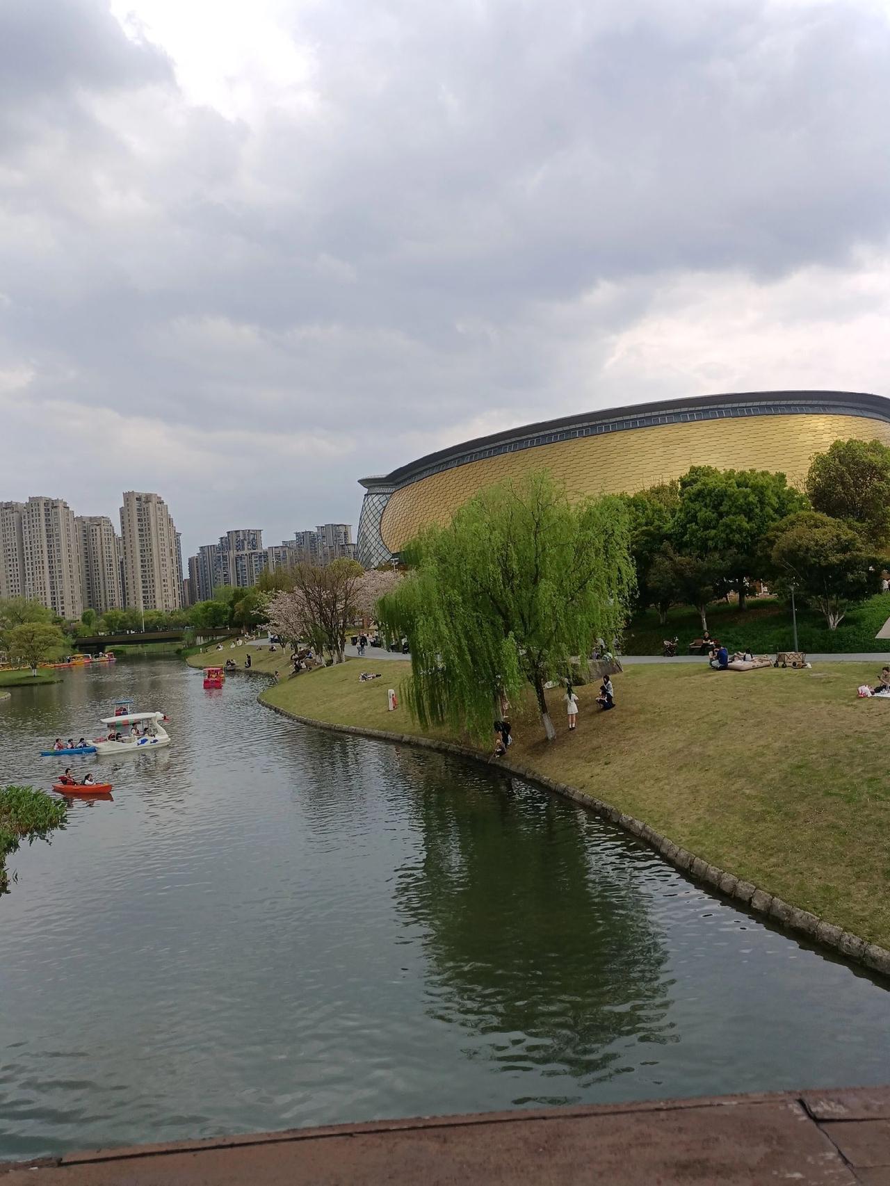 久不见家门口的公园，变化也很大啊！小船儿划起来，电动船开起来，帐篷搭起来，一眼望