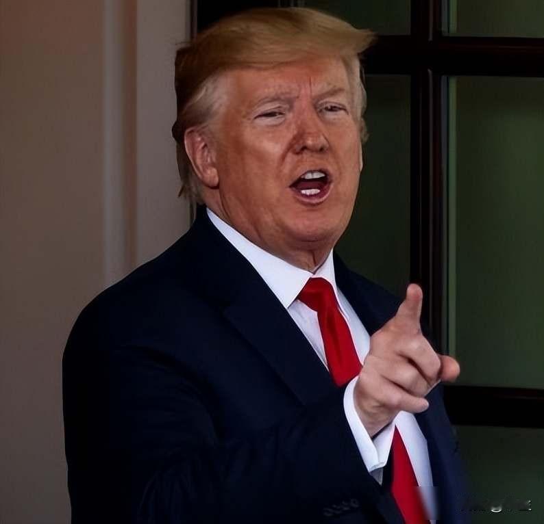 美国还在中东转圈，白宫想回亚太却总被拉回，25年战略空转像一场停不下来的跑步机