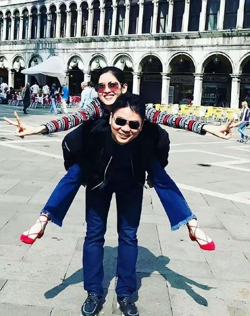 这会的刘强东三十八岁，章泽天十八岁，刚认识不久 