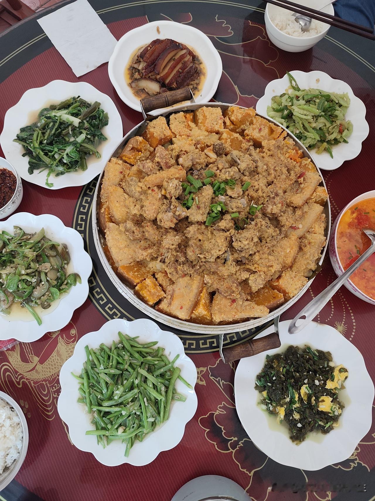 当好避暑客!
    最近惊悉，去年刚开张的一家避暑农家乐老板罹患重症走了。俺常