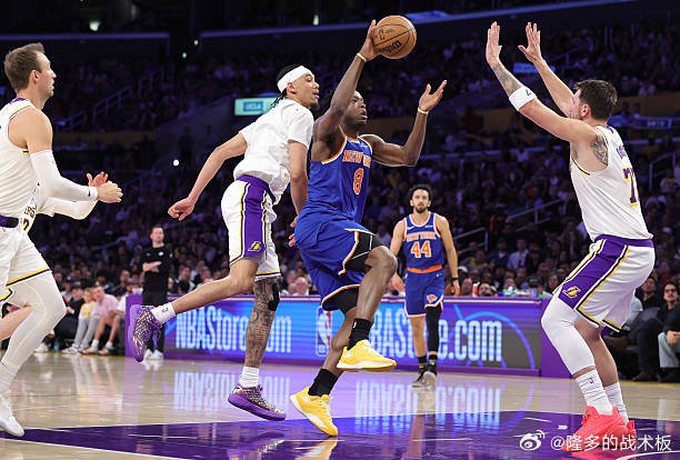 东契奇谈这赛季经常去制造进攻犯规：“我只是想模仿斯玛特和里夫斯。”尼克斯vs湖人