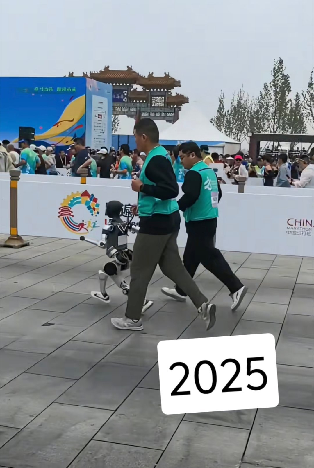 2026人形机器人半马现在机器人技术成熟了不少，真得感慨一下技术进步的速度，去年